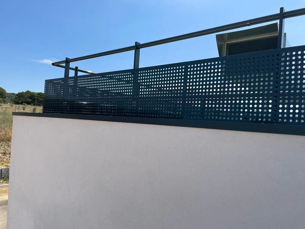 garde-corps décoratif en aluminium Barrial pour toiture terrasse technique