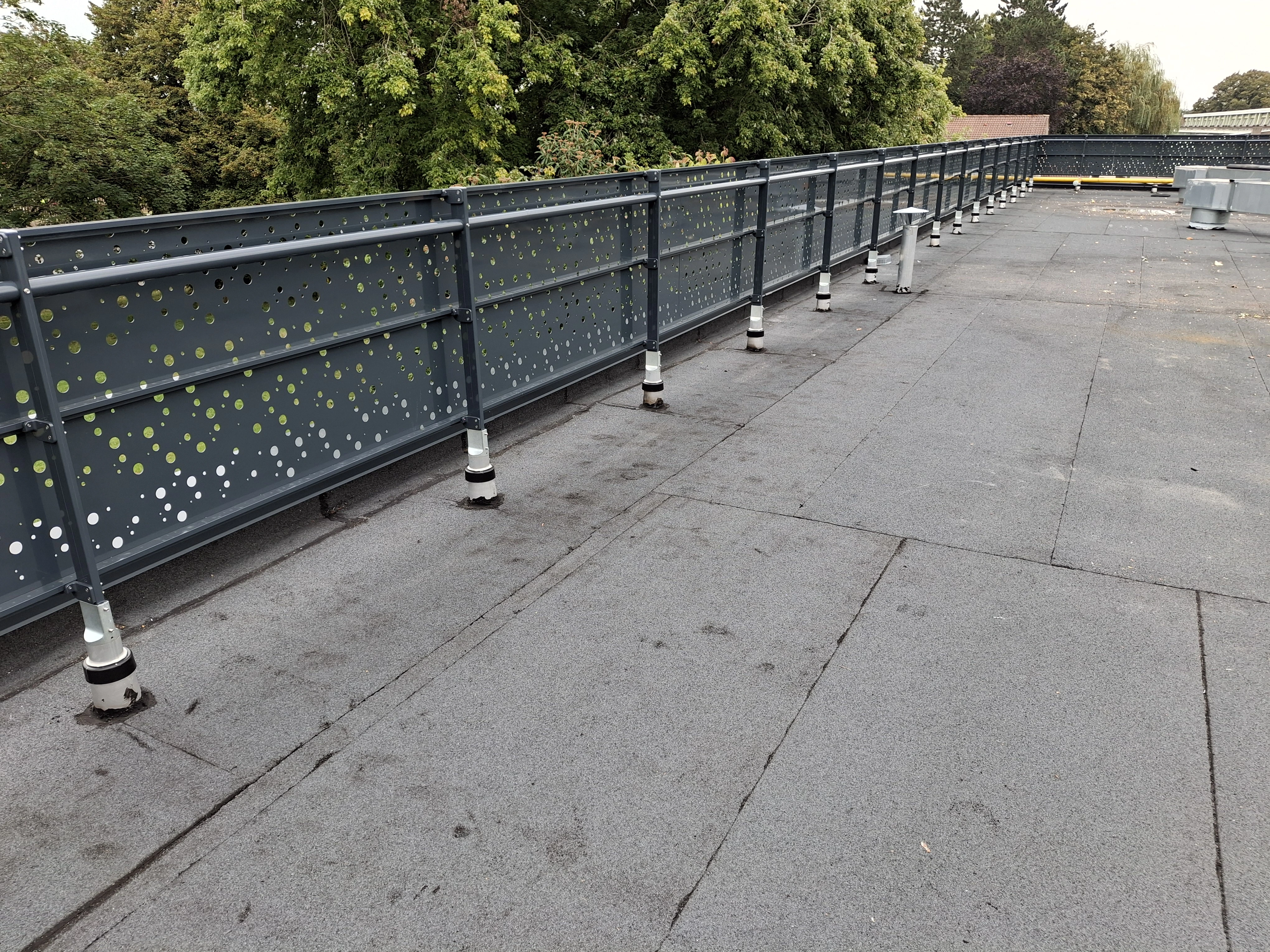 garde-corps de sécurité en aluminium Barrial exemple en coupe sabot D manchons platines étanchéité