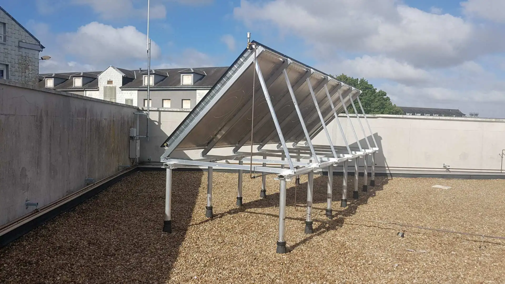 garde-corps de sécurité en aluminium Barrial vue en coupe fixation sur bac acier