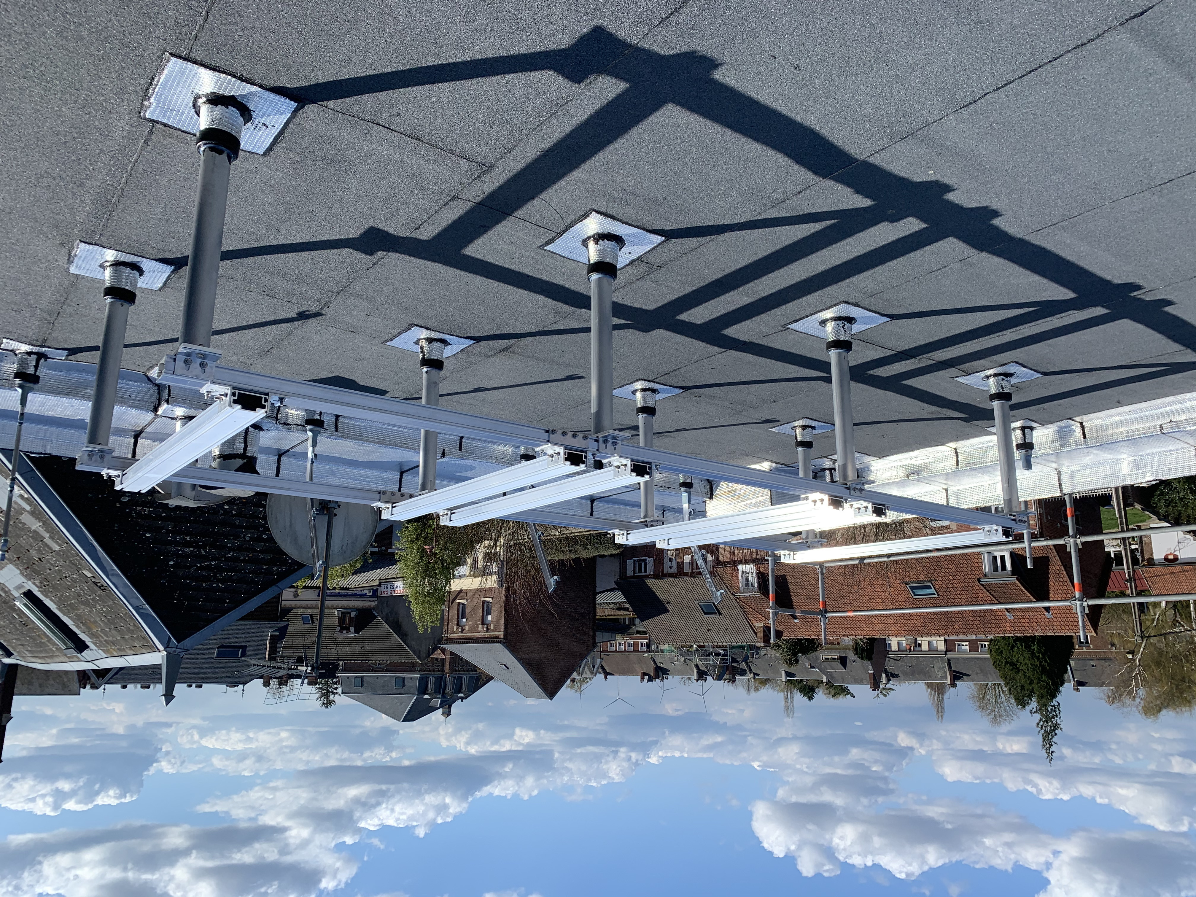 garde-corps de sécurité en aluminium Barrial détails fixation sur bac acier à travers l'étanchéité